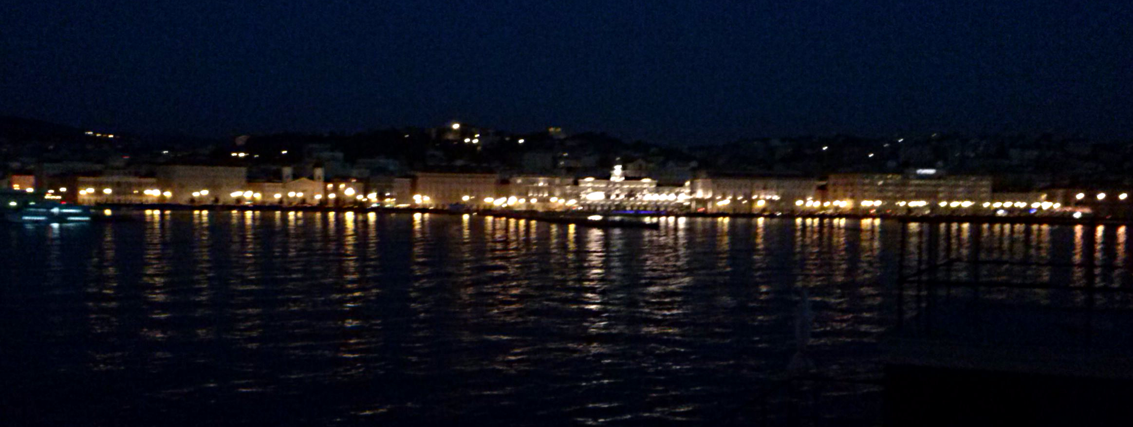 Trieste dalla diga di notte